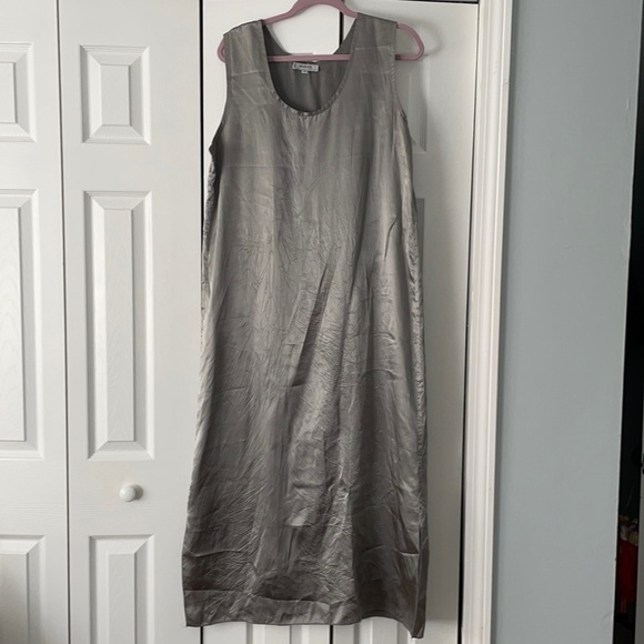 Hanna for La Journee Shiny Metallic Crinkle Sleeveless Shell Slip Dress - Picture 1 of 4